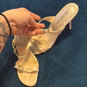 METAPHOR Women's Cream Heeled Sandals